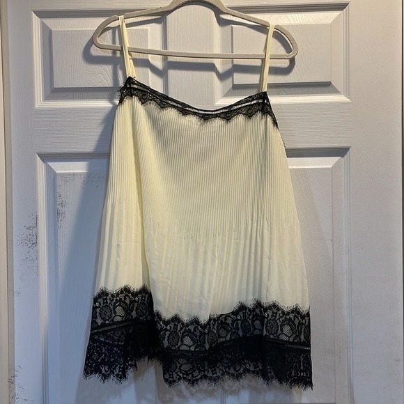 Torrid Cream Chiffon and Lace Pleated Cami Tank Top 4 - Picture 3 of 9